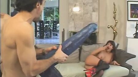 Dois tipos bem dotados fodem os três buracos desta puta morena e sedenta de sexo