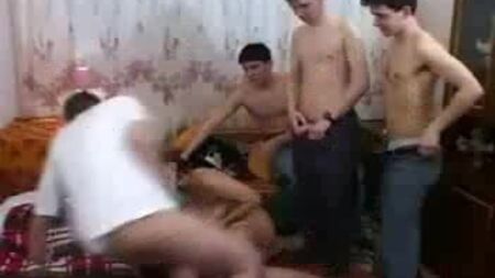 Mulher excitada satisfaz sexualmente o filho e os amigos dele