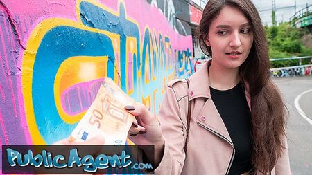 Public Agent - Uma estudante de arte universitária muito gira, de 19 anos, com um belo par de mamas naturais, experimenta um pau grande ao ar livre