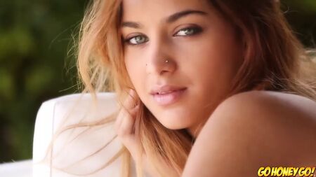 Uma miúda super sensual brinca com a sua rata