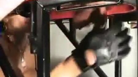 Pénis e testículos usados como saco de boxe por uma dominadora