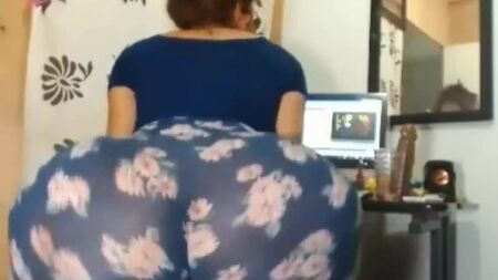 Um rabo enorme em leggings feias