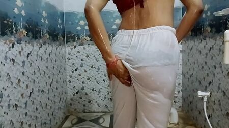 Uma mãe indiana a tomar banho de calções brancos abertos faz-me sentir melhor