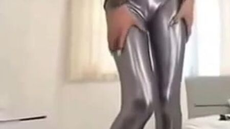 uma rapariga deslumbrante com leggings prateadas brilhantes