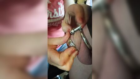 Fechar num pequeno dispositivo de castidade