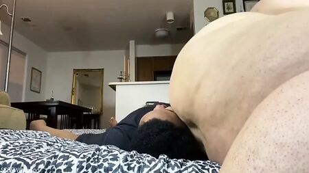 SSBBW nua a sentar-se na cara