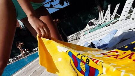 A namorada mostra as marcas da virilha e o cameltoe num biquíni molhado na piscina