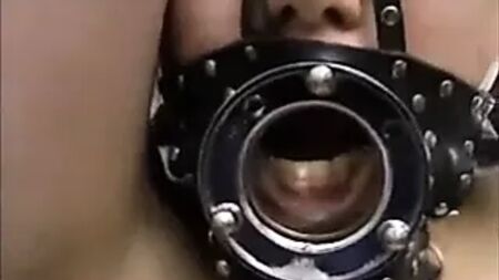 Bondage facial extrema com adolescentes asiáticas