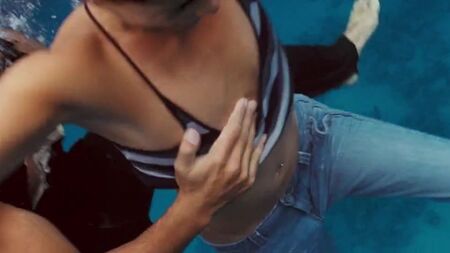Jessica Alba em «Into the Blue»: deslize do mamilo em câmara lenta 5x