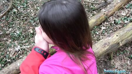 Agente pública: Corredora sensual fodida na floresta