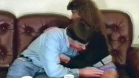 Vídeo vintage de uma miúda com botas altas de vinil a ser fodida