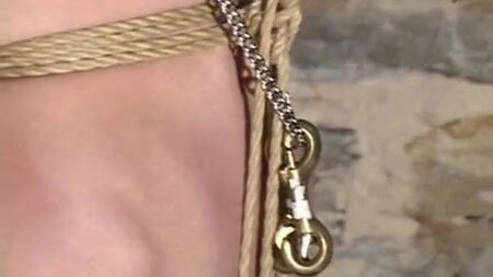 Charlotte Fetish amarrada outra vez