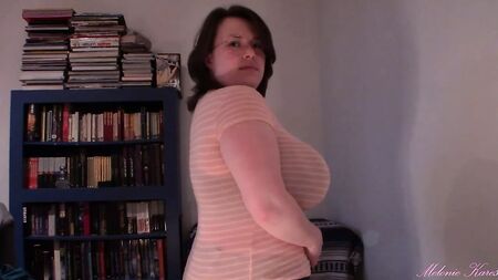 Seios enormes, decote profundo, camisa transparente