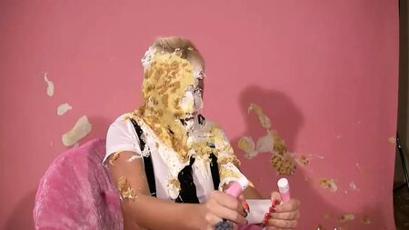 Loira malhada com cara molhada WAM