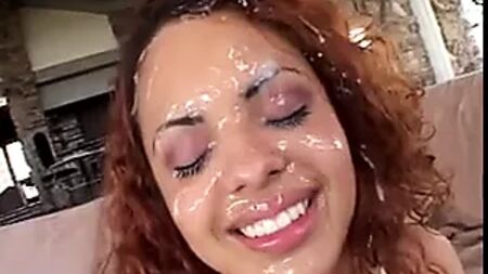 Muito esperma na cara da linda latina