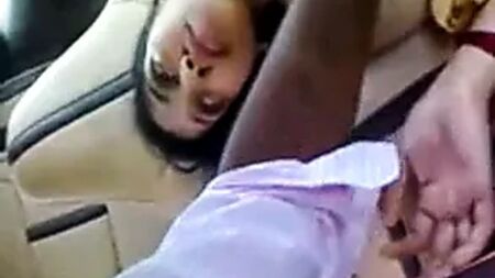 Seios de uma jovem esposa tamil chupados no carro