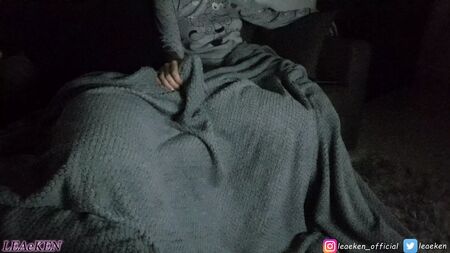 Noite de filmes de terror, cobertor e ejaculação. O máximo!