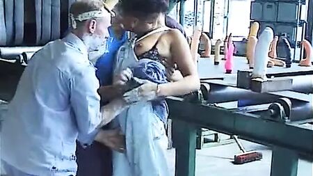 Lola Solana - Explosão de Conas 1 - Gangbang na Fábrica de Dildos