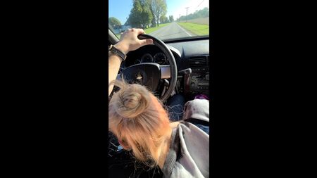 Loira sensual faz ao namorado o melhor sexo oral no carro