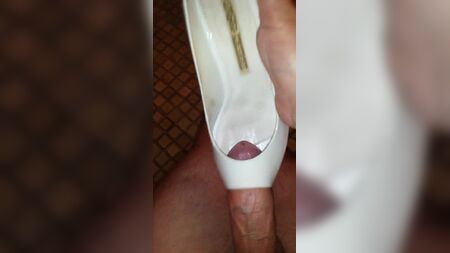uns sapatos de salto alto com biqueira aberta da namorada de um amigo