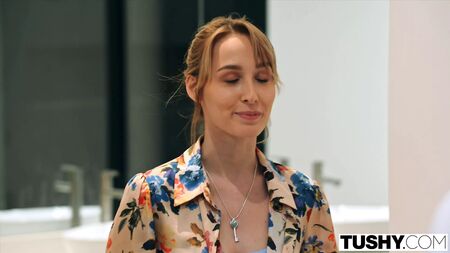 TUSHY: A deslumbrante Kelly Collins na sua estreia anal exclusiva!