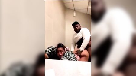 O FatBoy a dar palmadinhas nas nádegas da sua mulher