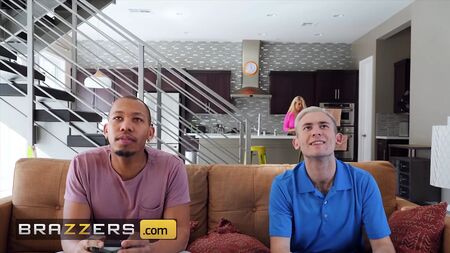 A morena Bridgette B enfrenta dois paus grandes, suculentos e duros