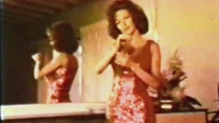 Striptease com vestido vintage brilhante