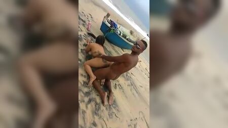 Este negro fode as brancas como um cão