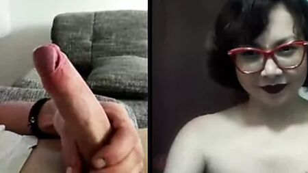 Adoro ver homens a masturbarem-se na webcam