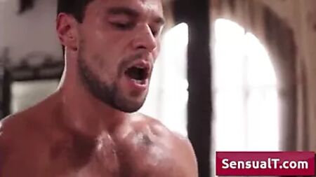 A bela Daisy Taylor atinge o orgasmo deitada de costas
