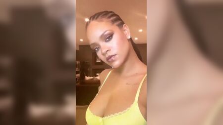 Selfie da Rihanna a mostrar o decote generoso num sutiã