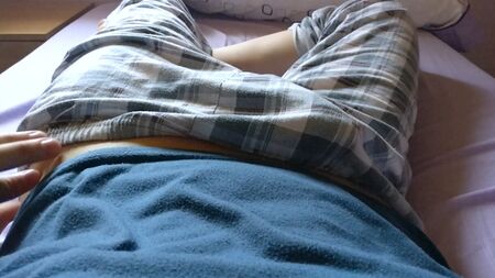 Um rapazinho giro e atraente dá-nos a entender que tem o pénis à mostra por baixo das calças de pijama xadrez