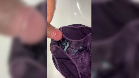Esperma nas cuecas roxas