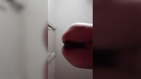 Yoga de fitness para nudistas. Uma MILF peluda a fazer yoga nua num ginásio nudista. Uma vista incrível