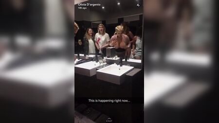 A Chloe a brincar com os seios na casa de banho das raparigas