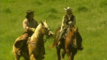 Montar a cavalo e foder numa quinta – mulheres de branco!