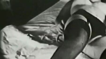 Rapariga na cama com meias pretas sensuais (vintage dos anos 60)