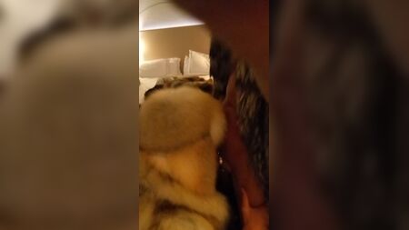 Nua com um casaco de peles