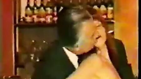 Homens mais velhos de fato são provocados por uma empregada de bar madura vestida de tweed