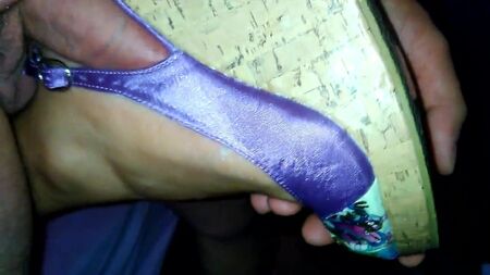 Sapatos de salto alto em cunha roxos
