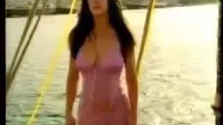 Kirsty Gallacher exibe seios grandes e curvas sensuais