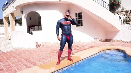 O Super-Homem fica com o seu fato de spandex com tanga completamente encharcado