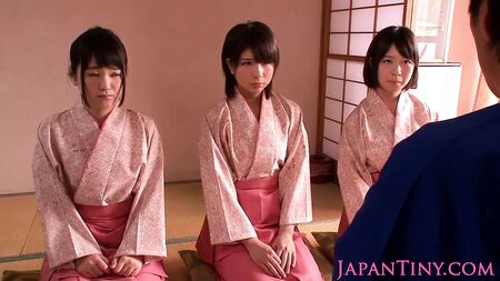 Miúdas baixinhas em quimonos japoneses dominadoras saltam em cima de um tipo