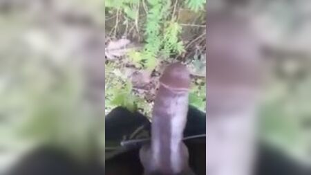 Homem de Engan, na Papua-Nova Guiné, a urinar