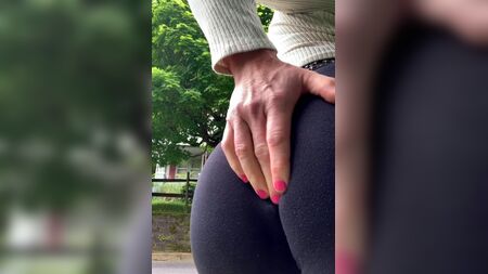 Travesti provocante com calças justas de ioga na rua