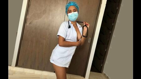 Enfermeira atrevida em lingerie sensual depois do trabalho