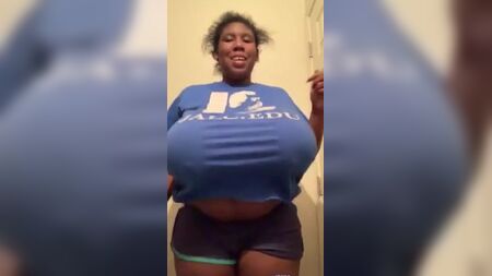 Mulher negra de seios enormes