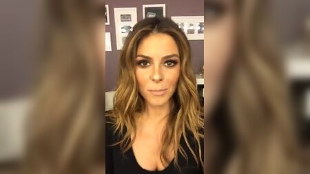 Maria Menounos a exibir o decote