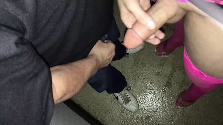 Um admirador mais velho numa cabine com gloryhole numa livraria para adultos